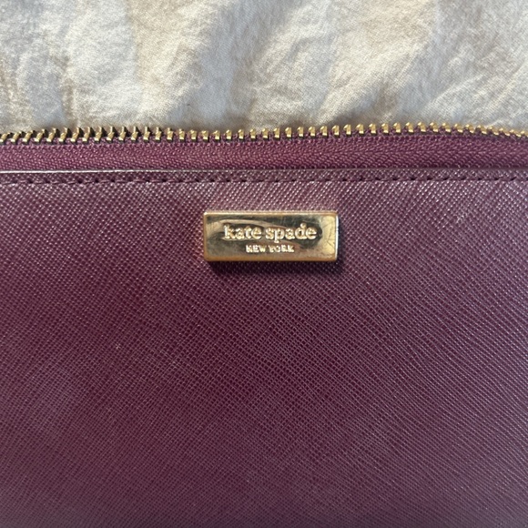 Great wallet, lots of storage. - Picture 3 of 4